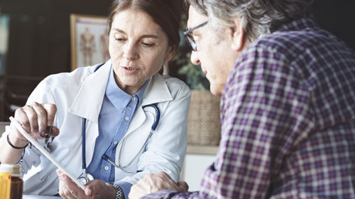 Aerztin-Patient-301115001-AS-sebra