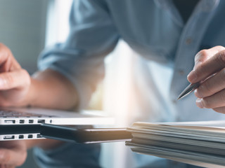 Mann-Laptop-Notizblock-285955011-AS-tippapatt