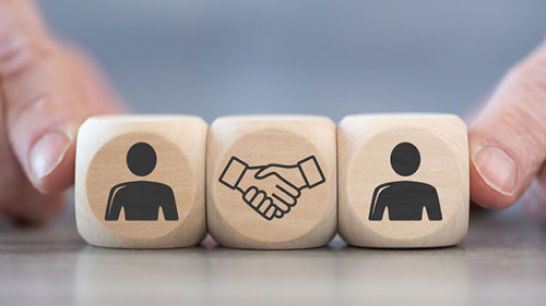 Wuerfel-Handshake-289059812-AS-thodonal