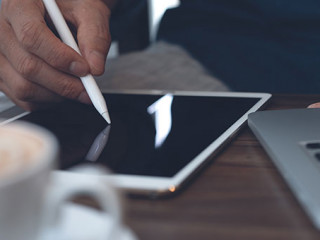 Hand-Tablet-Unterschrift-297205027-AS-tippapatt