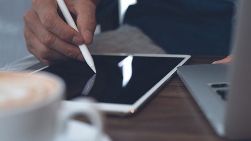 Hand-Tablet-Unterschrift-297205027-AS-tippapatt