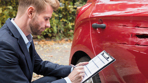 Anzugtraeger-Unfallauto-190682014-AS-Andrey-Popov