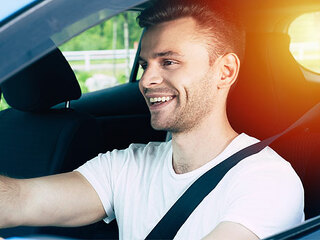 Fahrer-laecheln-270339505-AS-Maksym-Povozniuk