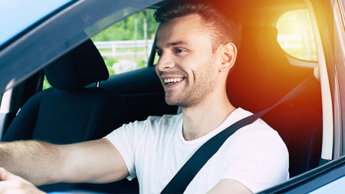 Fahrer-laecheln-270339505-AS-Maksym-Povozniuk