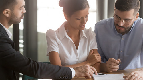 Anzugtraeger-Paar-270781219-AS-fizkes