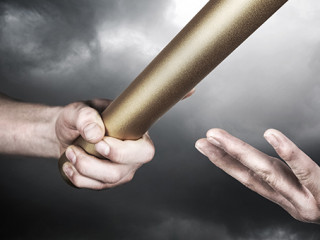 Haende-Staffelstab-133571431-AS-soupstock