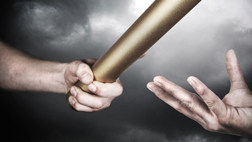 Haende-Staffelstab-133571431-AS-soupstock