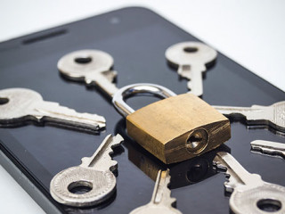 Schloss-Smartphone-Schluessel-80501362-FO-weerapat1003