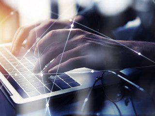 Haende-Laptop-232505863-AS-alphaspirit