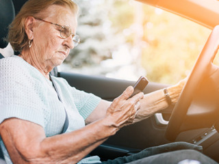 Seniorin-Handy-222440811-FO-and-one