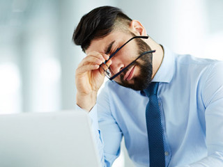 Anzugtraeger-Laptop-muede-112584950-AS-pressmaster