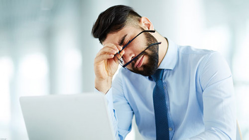 Anzugtraeger-Laptop-muede-112584950-AS-pressmaster