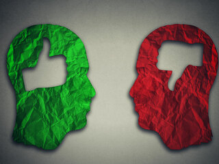 roter-roter-kopf-daumen-hoch-runter-91091653-FO-pathdoc