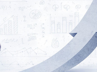 man-betrachtet-pfeil-nach-oben-97492722-FO-ra2-studio_neu