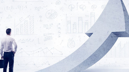 man-betrachtet-pfeil-nach-oben-97492722-FO-ra2-studio_neu