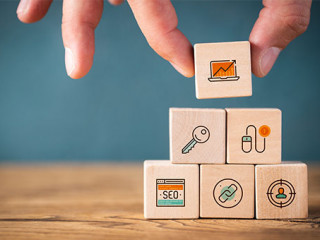 Hand-Holzkloetze-Marketing-225536863-AS-fotogestoeber