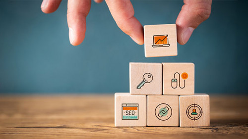 Hand-Holzkloetze-Marketing-225536863-AS-fotogestoeber