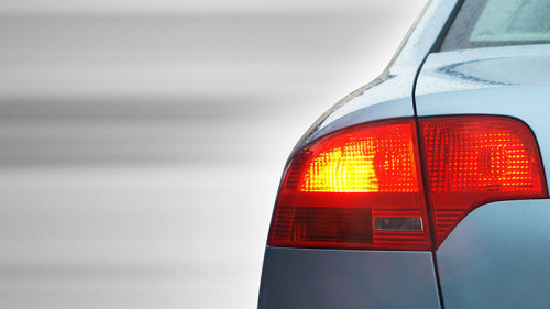 rueckspiegel-rot-auto-grau-70172039-FO-Thaut-Images