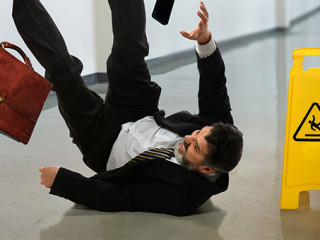 Anzugtraeger-rutscht-aus-67017182-FO-R-Gino-Santa-Maria