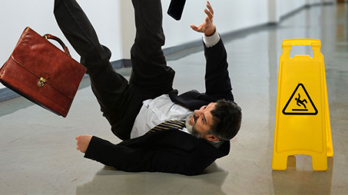 Anzugtraeger-rutscht-aus-67017182-FO-R-Gino-Santa-Maria