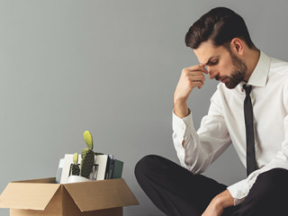 Anzugtraeger-gefeuert-138628083-AS-fizkes