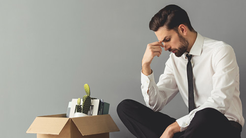 Anzugtraeger-gefeuert-138628083-AS-fizkes