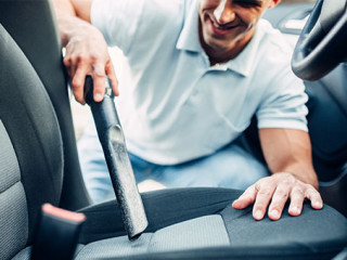 Mann-saugt-Auto-164399444-AS-Nomad-Soul