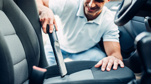 Mann-saugt-Auto-164399444-AS-Nomad-Soul