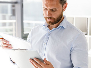 Anzugtraeger-Papier-209719836-AS-Drobot-Dean