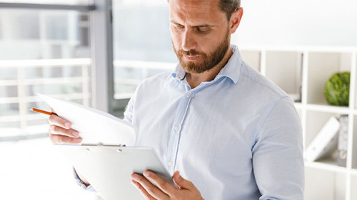 Anzugtraeger-Papier-209719836-AS-Drobot-Dean