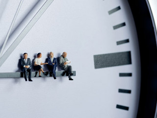 Figuren-auf-Uhrzeiger-246485893-AS-kirill-makarov