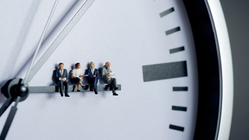 Figuren-auf-Uhrzeiger-246485893-AS-kirill-makarov