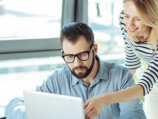 Mann-Frau-Laptop-170255885-AS-Viacheslav-Iakobchuk