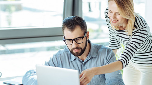 Mann-Frau-Laptop-170255885-AS-Viacheslav-Iakobchuk