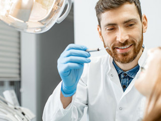 Zahnarzt-Patientin-241877611-AS-rh2010