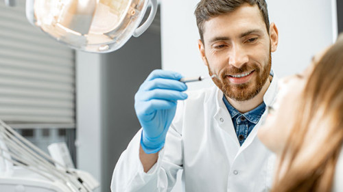 Zahnarzt-Patientin-241877611-AS-rh2010