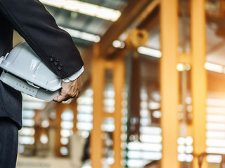 Anzugtraeger-Schutzhelm-Fabrik-295227060-AS-jumlongch