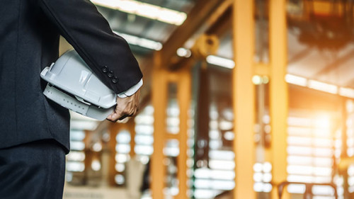 Anzugtraeger-Schutzhelm-Fabrik-295227060-AS-jumlongch