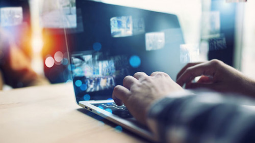 Haende-Laptop-287068635-AS-alphaspirit