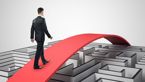 Anzugtraeger-Labyrinth-261576150-AS-peshkov