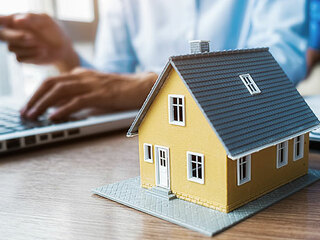 Maenner-Laptop-Haus-290225397-AS-PIC-SNIPE