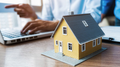 Maenner-Laptop-Haus-290225397-AS-PIC-SNIPE