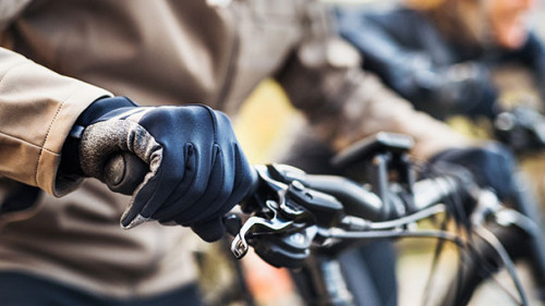 Mann-Frau-E-Bike-246607233-AS-Halfpoint