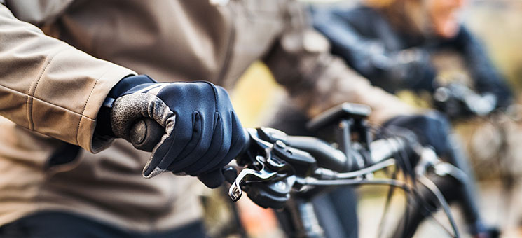 Mann-Frau-E-Bike-246607233-AS-Halfpoint