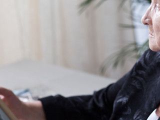 Frau-Foto-Trauerflor-99854074-AS-Photographee-eu