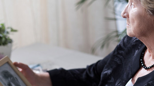 Frau-Foto-Trauerflor-99854074-AS-Photographee-eu