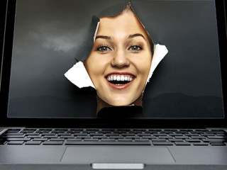 Frau-aus-Laptop-301883943-AS-Sergey-Nivens