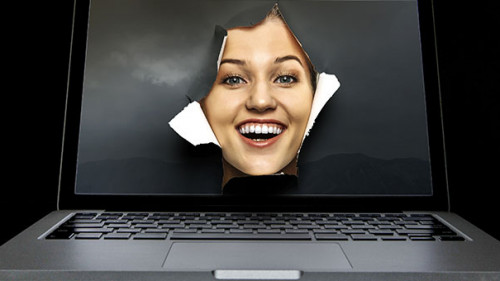 Frau-aus-Laptop-301883943-AS-Sergey-Nivens