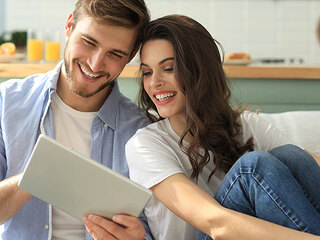 Paar-lachen-Tablet-263731305-AS-ty