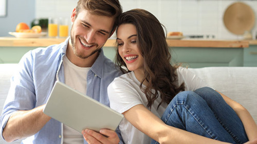 Paar-lachen-Tablet-263731305-AS-ty